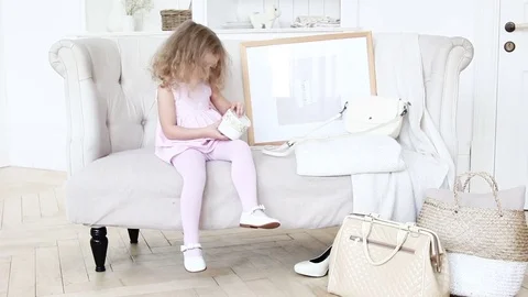 Content child exploring present 動画素材 83179164