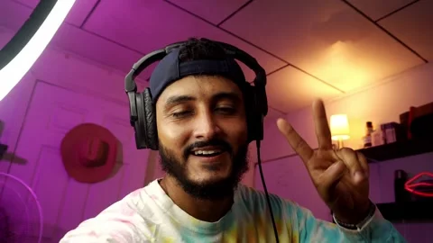 Content creator explaining during livestream Video stock 320119887