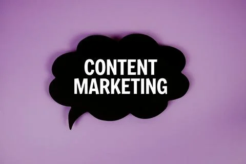 Content Marketing text with speech bubble top view on purple background Stock Photos