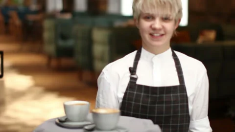 Content waitress serving coffee 動画素材 85502513