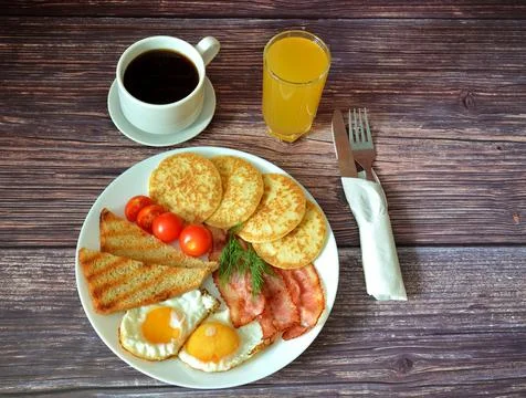 Continental breakfast, scrambled eggs, crispy bacon, cherry tomato croutons.. Stock Photos