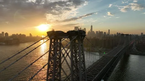 Continuing orbit around Williamsburg Bridge tower at sunset Vídeo Stock 344592368