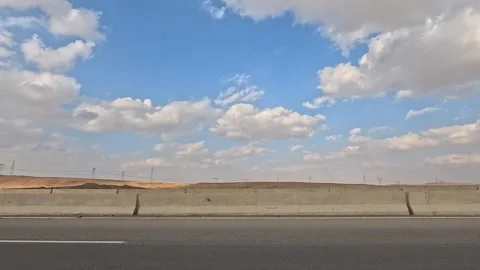 Continuous Driving Across Cairo Ain Sokhna Desert Road Showing Traffic Movement Vidéo 329995950