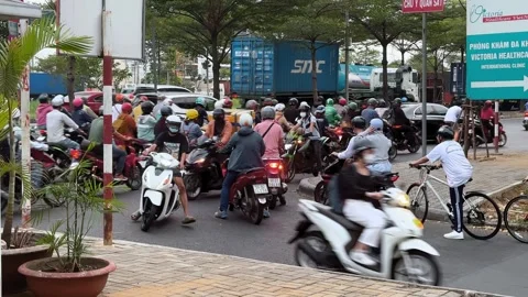 Continuous Flow of Motorbikes on a Vietnamese Urban Road Vídeos de archivo 327485535