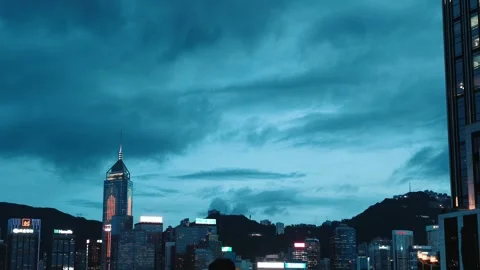A continuous night view of Hong Kong's vibrant cityscape from a waterfront 库存影片 338280320