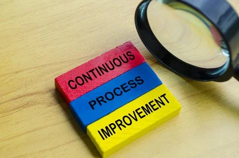 Continuous process improvement text on multicolored wooden blocks with magn.. Foto stock