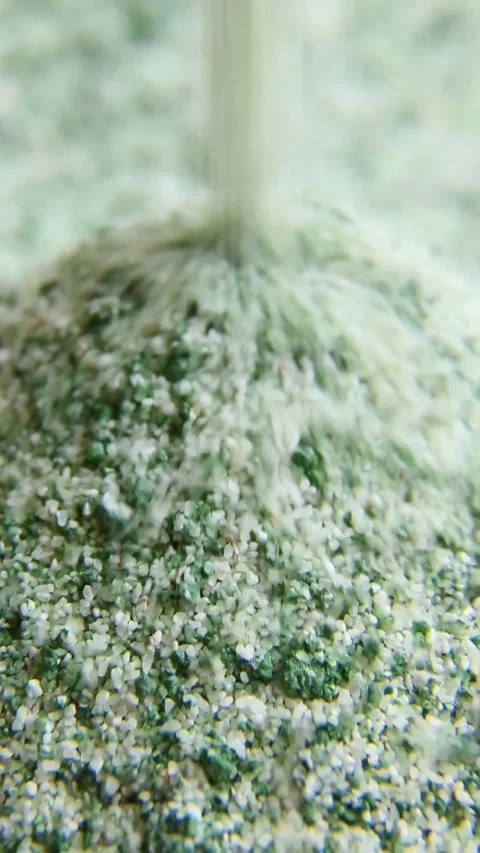 A continuous stream of green sand. Macro photography. asmr Vídeos de archivo 246110776