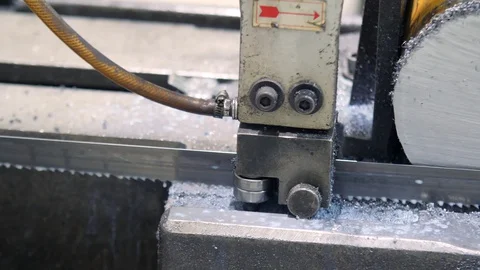 Contour band saw in workshop. Section of round metal installed in the machine Vídeos de archivo 130105453