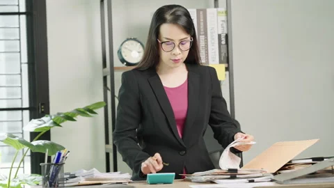 Contract a document Video stock 160017725