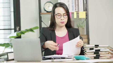 Contract a document Video stock 160021917