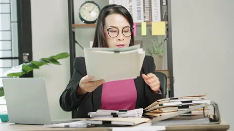 Contract a document Video stock 160023134