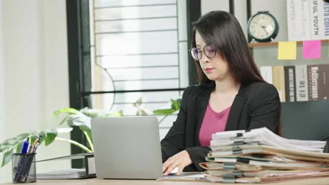 Contract a document Video stock 160026587