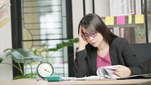 Contract a document Stock-Footage 160026924