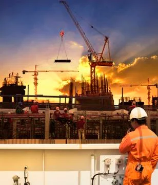 Contractor and construction worker working in building construction site Stock-Fotos