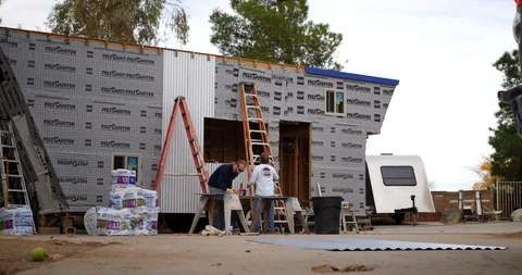 Contractor and construction workers on a suburban residential job site Video stock 120755527
