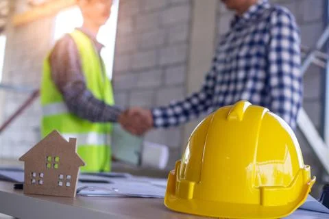 Contractor and engineer Shaking hands to agree to build a house or building.  Foto stock