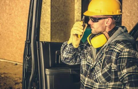 Contractor Making Quick on Site Conversation Using Walkie Talkie Foto stock