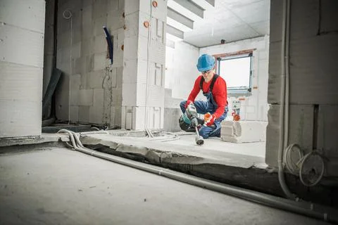 Contractor Working With Hole Saw 库存照片