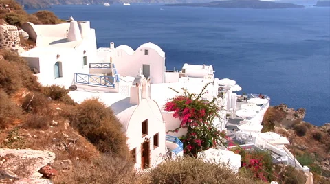 Contrast between new and old cave houses in Oia village, Santorini, Greece. Vídeos de archivo 61110946