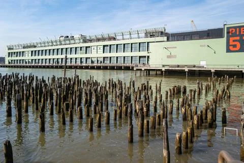 The contrast between the old wooden columns and modern Pier 57 architecture.. Foto stock