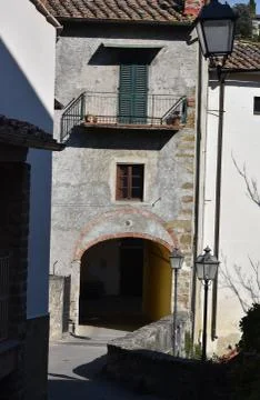 The contrast of light and shadow between the narrow street in Tuscany Italy Foto stock