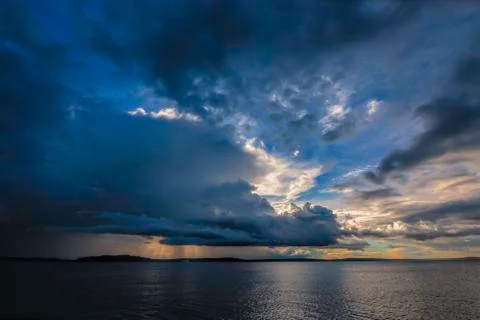 Contrasting Storm Clouds Approaching over Puget Sound Foto stock
