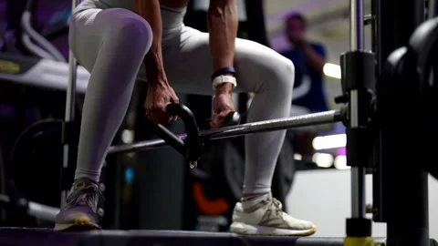 Control in each movement of the barbell reflects technique and concentration  Vídeo Stock 297607179