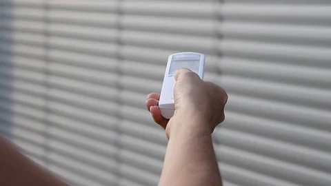 Control the external window blinds with the remote control. Video stock 126655710