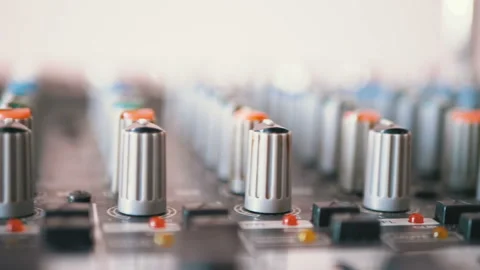 Control knobs on a sound mixing console 스톡 동영상 100876083