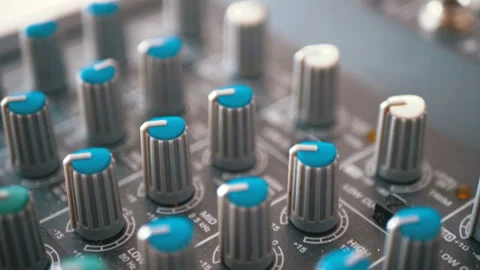 Control knobs on a sound mixing console 스톡 동영상 100878915