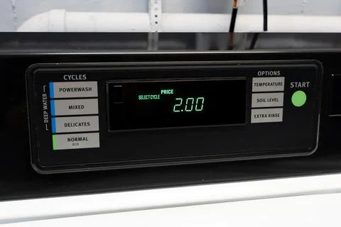 Control panel with buttons on a top-loading washing machine in a U.S. laundry Foto stock