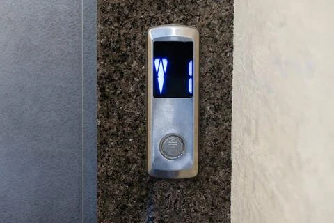 The control panel displays illuminated buttons for selecting floors in a co.. 库存照片