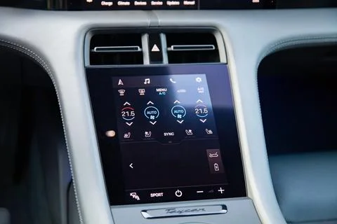Control touchscreen of Porsche Taycan Foto stock
