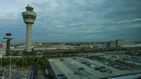Control tower, airplanes and cars timelapse in a cloudy day Vídeos de archivo 52379110