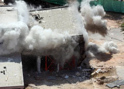 Controlled Explosion in Jerusalem School to Test an Earthquake Protection Cage S Foto stock