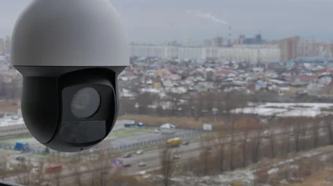 Controlled speed dome PTZ high-speed camera in operation on the street 動画素材 56525289