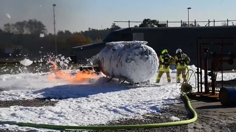 Controlling fire with foam Video stock 104246217