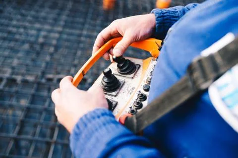 Controlling the pump's operation while pouring foundations Foto stock