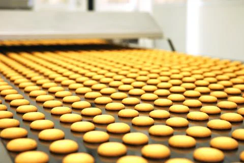 Controlling the work of huge conveyor machine producing spice cakes at the co Foto stock