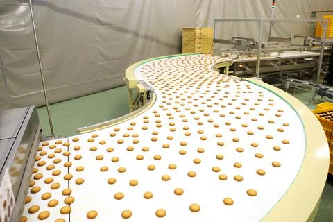 Controlling the work of huge conveyor machine producing spice cakes at the co Foto stock