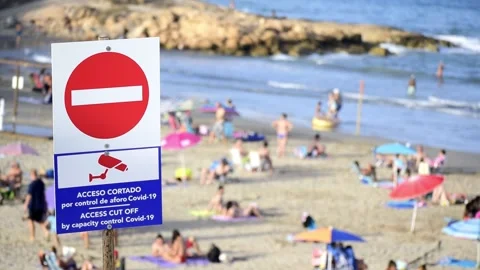 Controls of the capacity of the beaches to avoid spreading coronavirus 库存影片 139009515