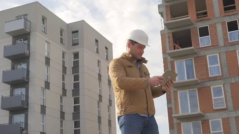 Contruction manager make photo of construction by tablet. 库存影片 72357866