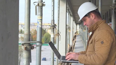 Contruction manager writing email on laptop. 库存影片 72360030