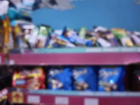 Convenience store shelf with snacks. Foto stock