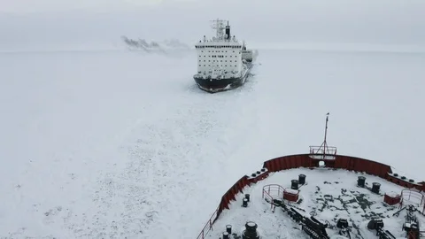 The convergence of two icebreakers Vídeos de archivo 85421822