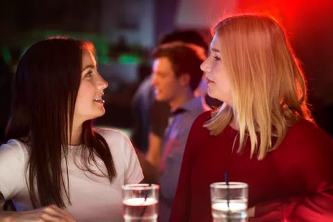 Conversation in a bar Foto stock