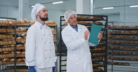 Conversation between baker and old man food engineer in a bakery they chatting Video stock 112350212