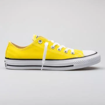 Converse Chuck Taylor All Star OX yellow sneaker Stock-Fotos