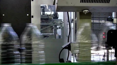Conveyor belt with Empty bottles for drinking water at a modern beverage plant Vídeos de archivo 334587354