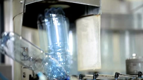 Conveyor belt with Empty bottles for drinking water at a modern beverage plant Video stock 334587972